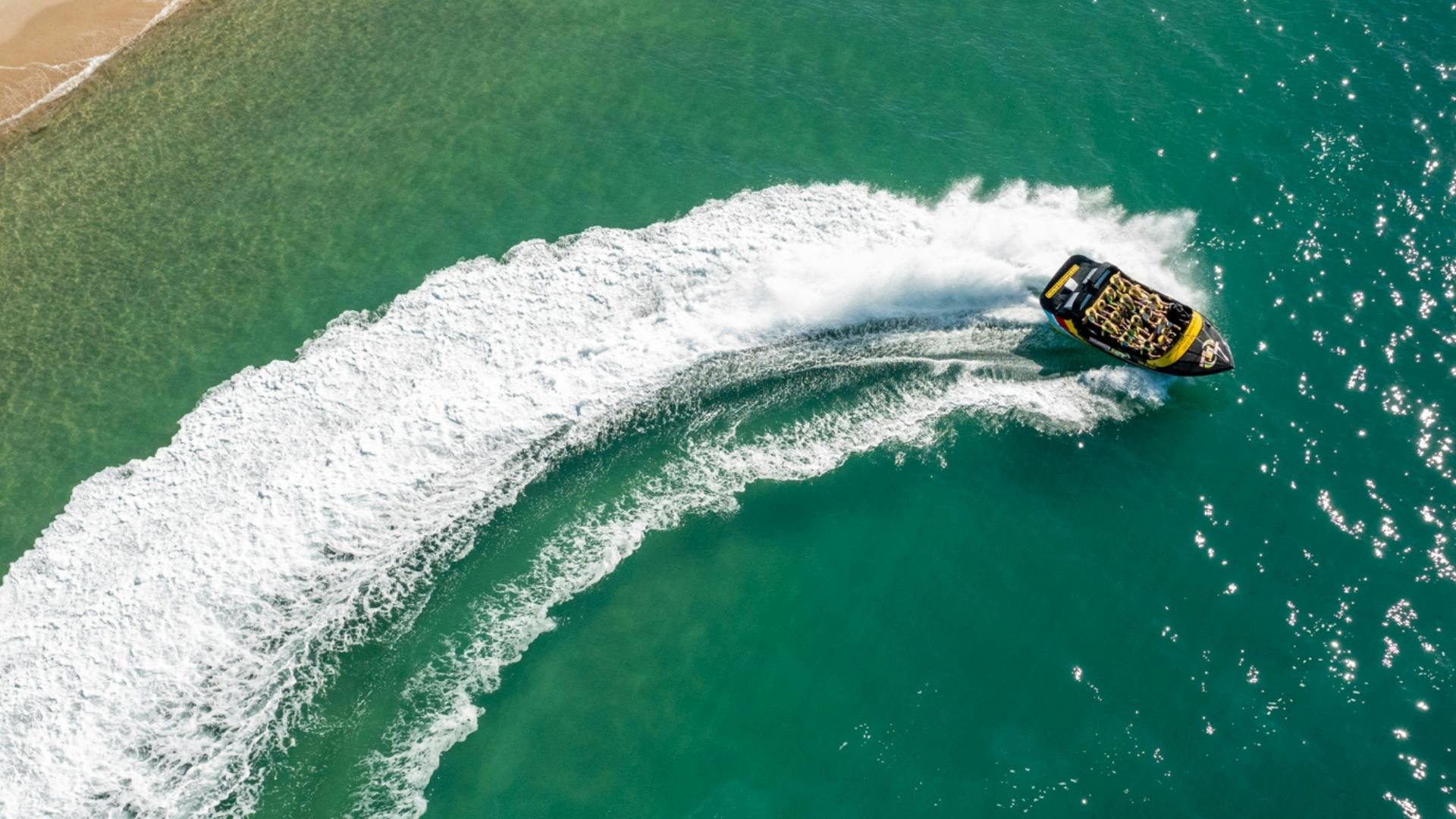 Passeio de barco a jato de aventura premium em águas abertas