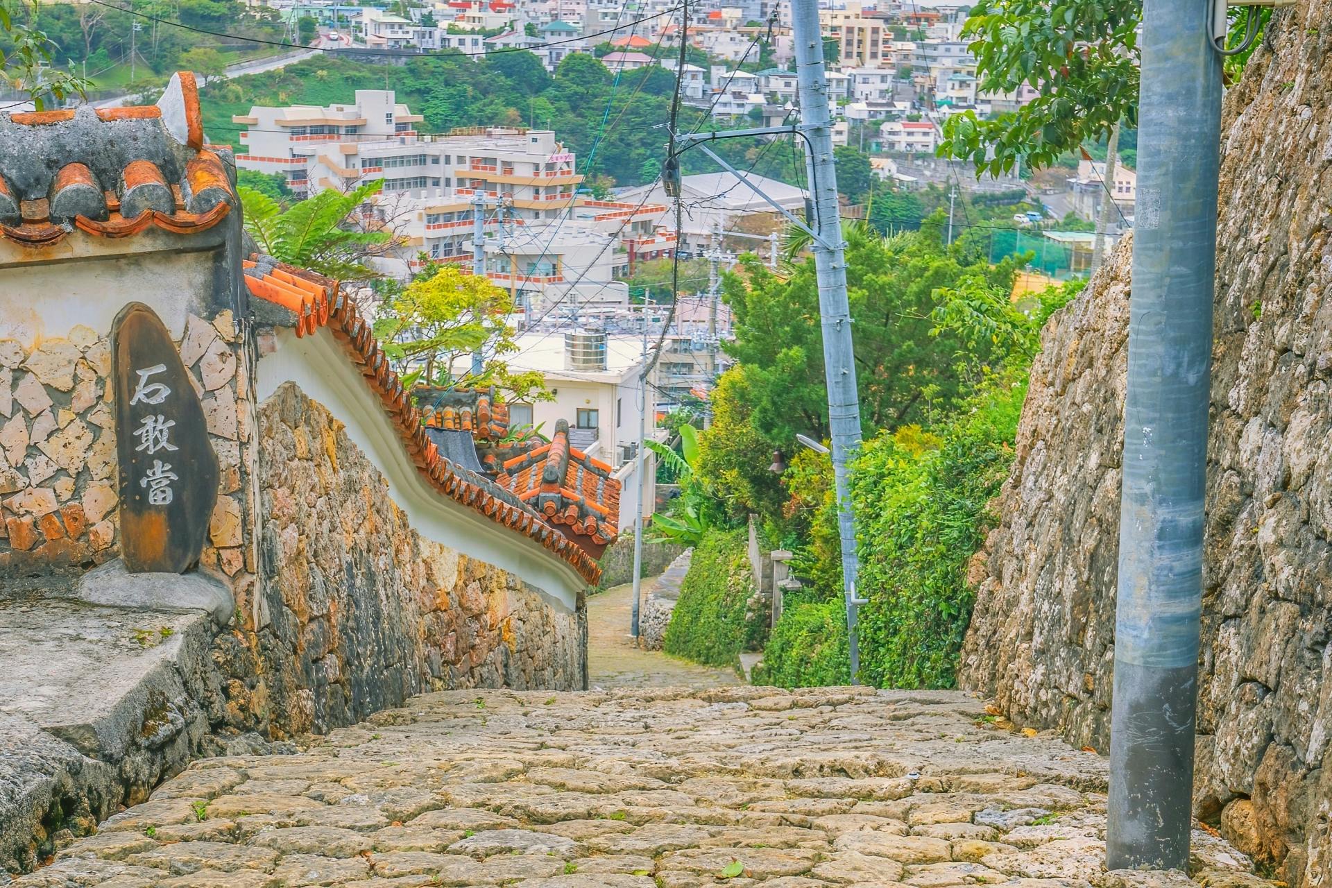 Excursión privada por la costa de Naha con visita a los lugares de interés histórico de Shuri