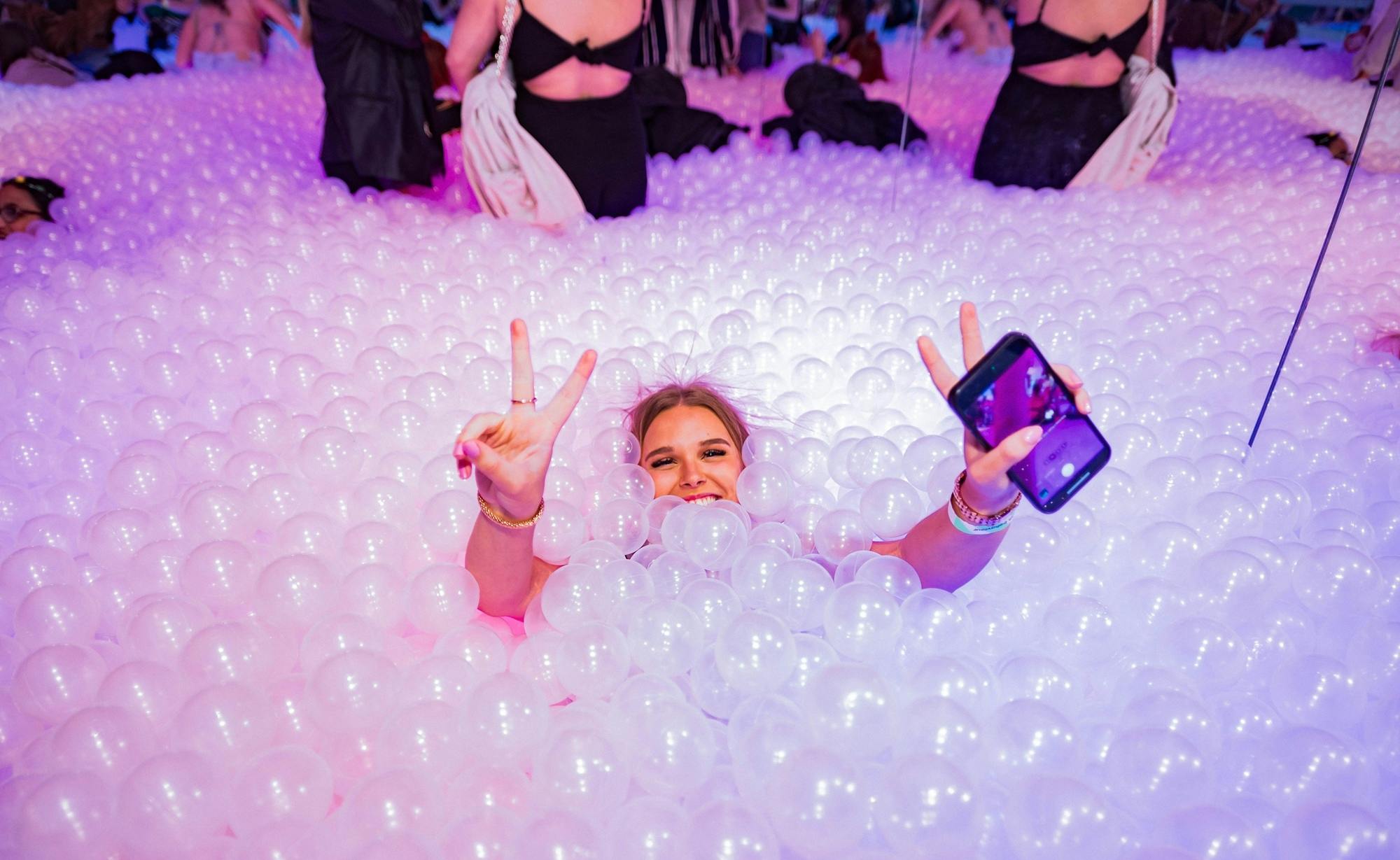 Das „Ballie Ballerson“-Erlebnis mit Bällebad und Cocktailbar in London