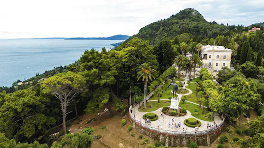 Tour di Corfù in piccolo gruppo con visita al Palazzo Achillion e a Paleokastritsa