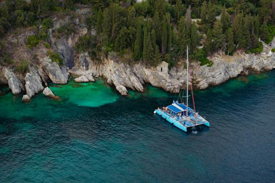 Demi-journée de croisière en catamaran à Corfou avec boissons, repas et transferts en option