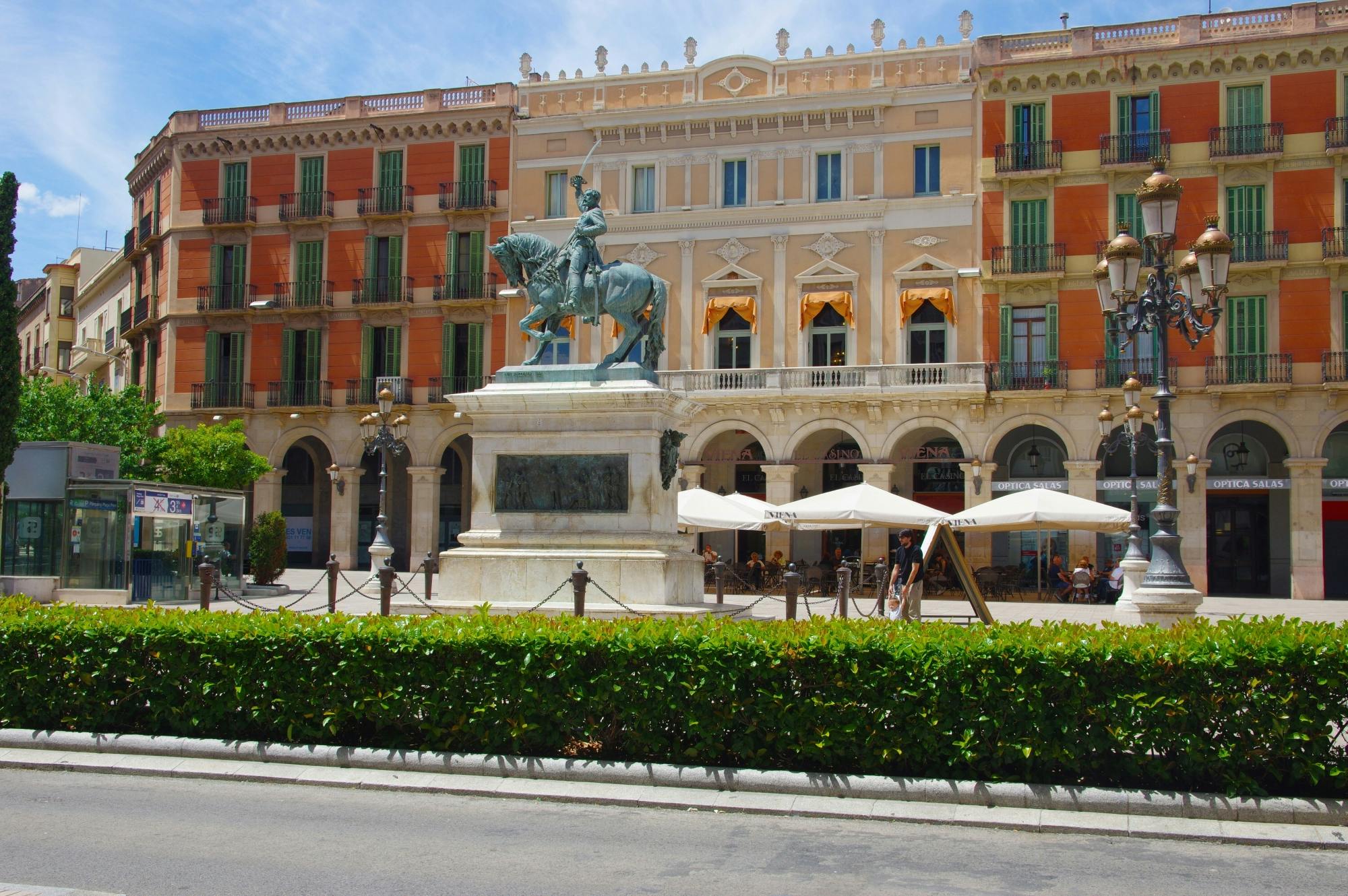 Half-day Reus heritage and shopping tour
