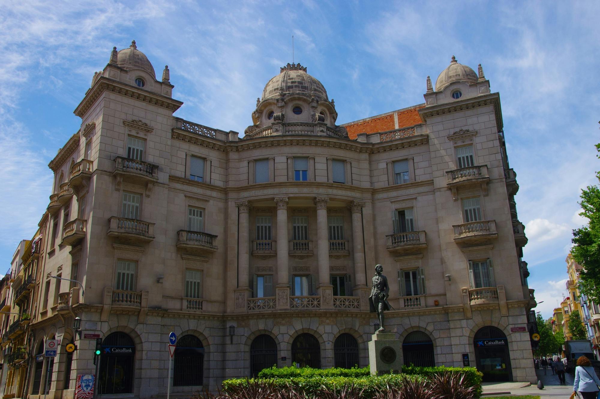 Half-day Reus heritage and shopping tour