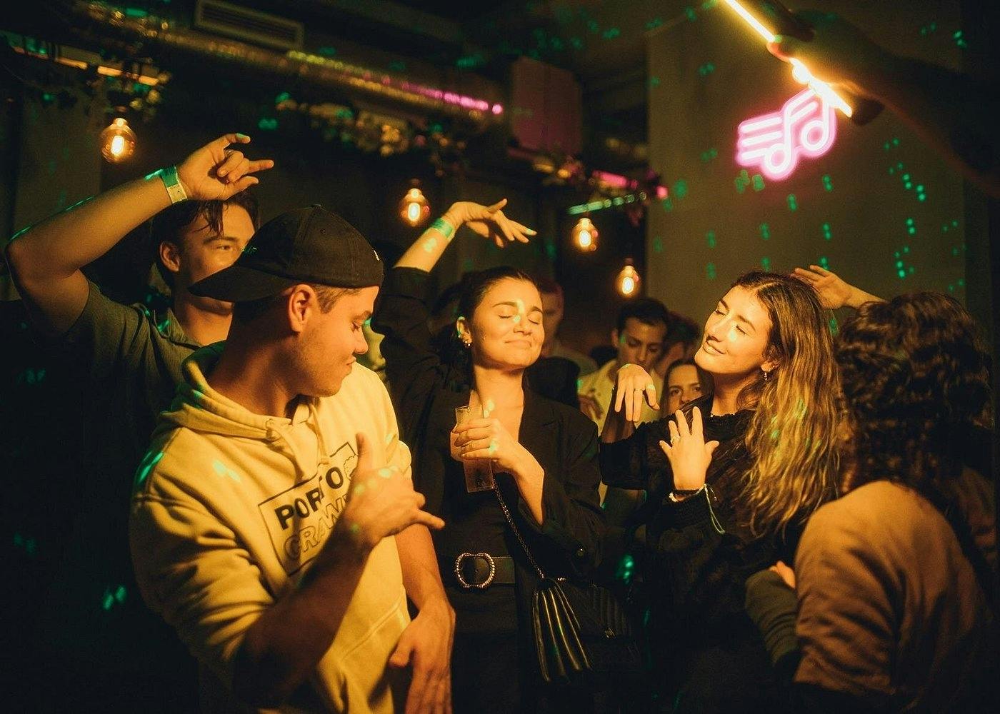 Silvester-Kneipentour in Porto mit Getränken und VIP-Zugang zu Clubs