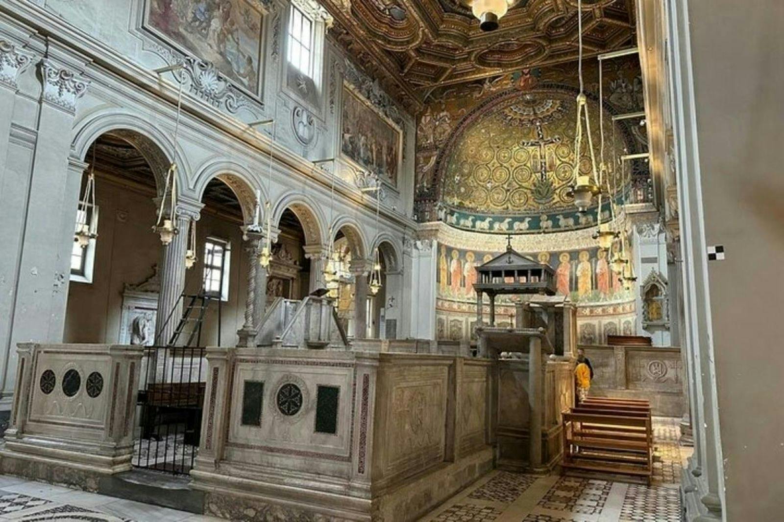 Basilika St. Clemens und Tourguide durch die unterirdischen Gänge in Rom