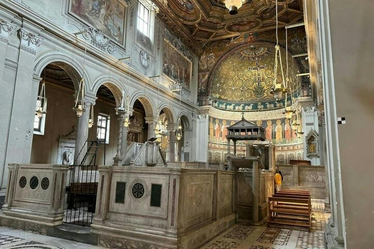 De basiliek van Sint-Clemens en een rondleiding door de ondergrondse gangen in Rome