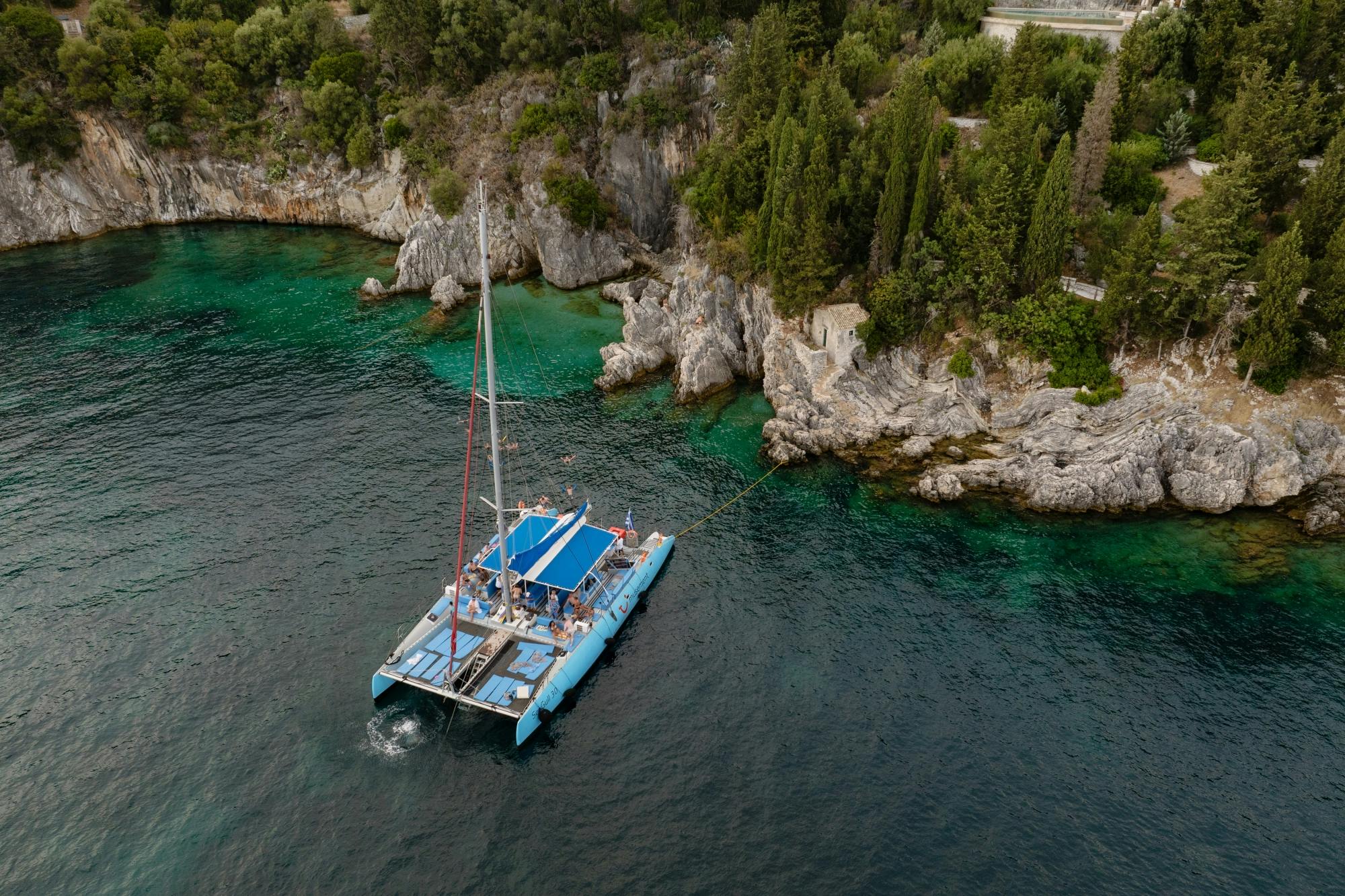Crucero en catamarán por Corfú con almuerzo griego, bebidas y traslados opcionales