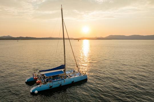 Corfu adults-only catamarantocht bij zonsondergang met drankjes, diner en optionele transfers