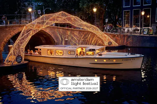Bootsfahrt zum Amsterdam Light Festival mit warmen Snacks und Getränken