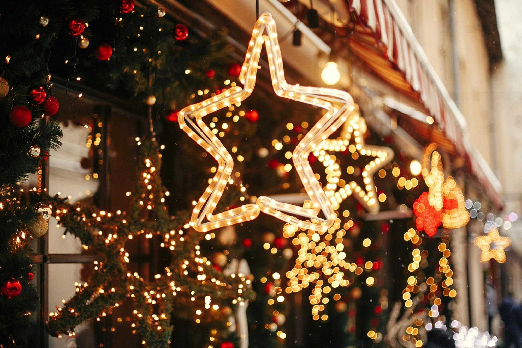 Recorrido en bicicleta eléctrica por las luces navideñas de Atenas con los duendes de Papá Noel