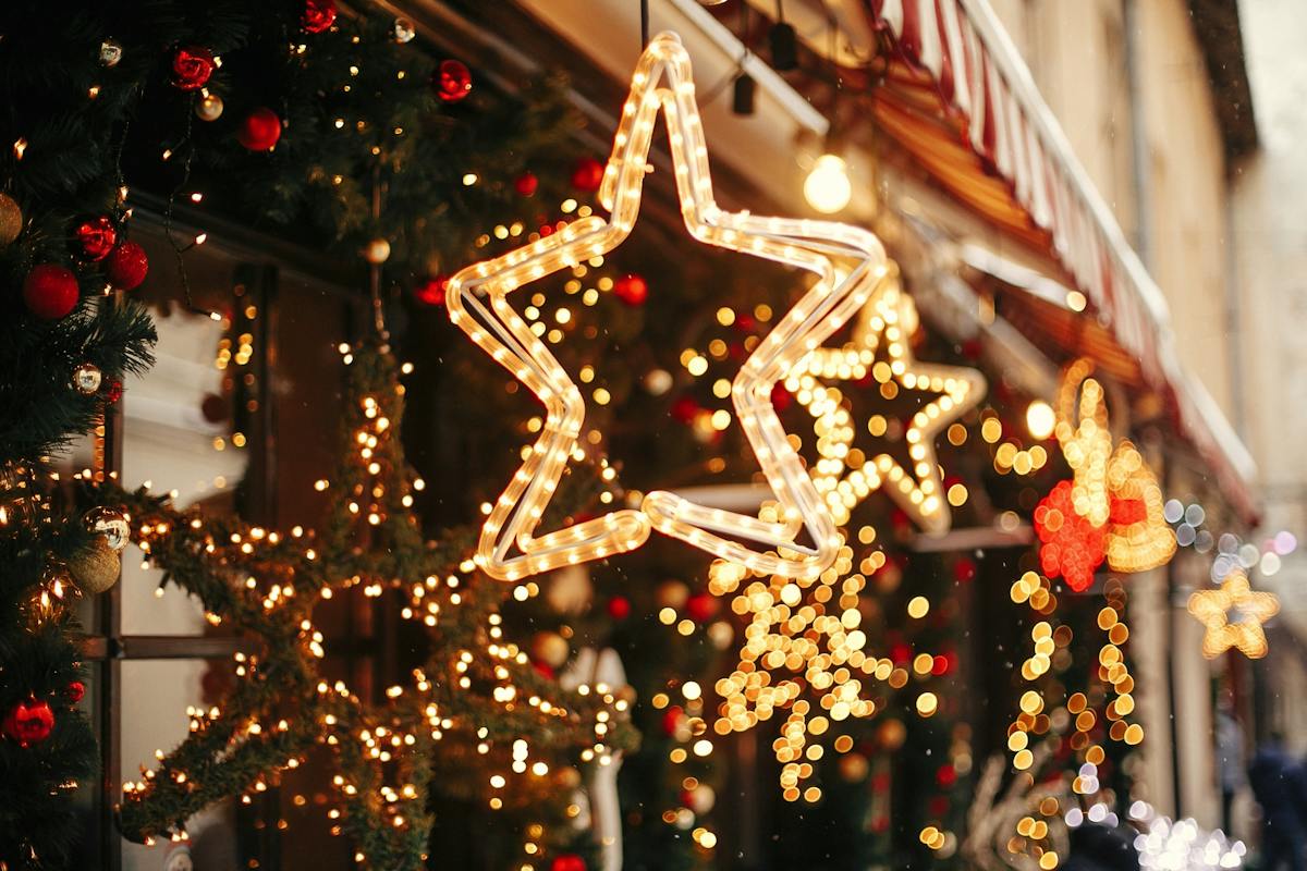 E-bike-tour langs de kerstverlichting in Athene met de elfjes van de kerstman
