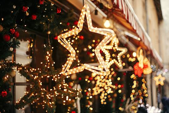 Passeio de bicicleta elétrica pelas luzes de Natal de Atenas com os duendes do Pai Natal