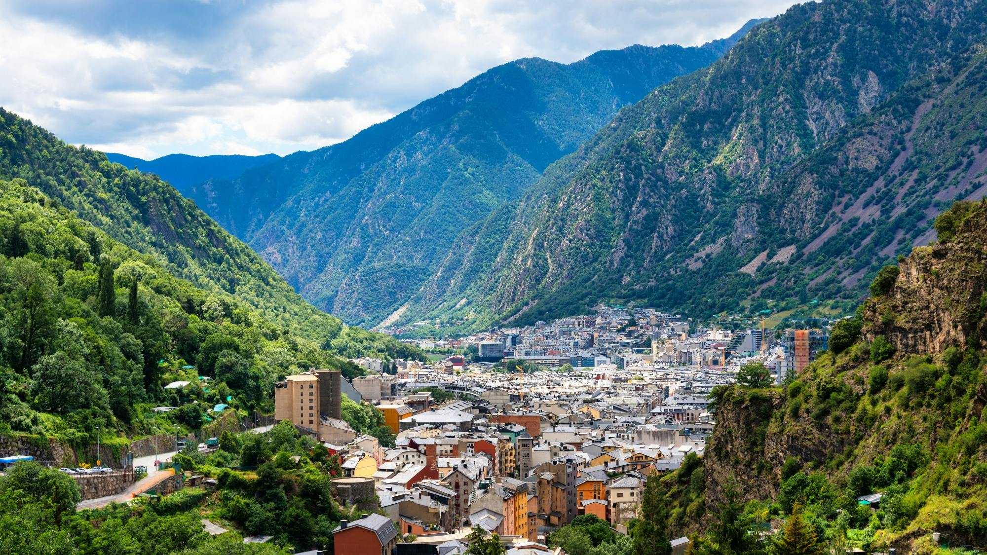Excursão de um dia de Barcelona a Andorra com visita guiada ou audioguia