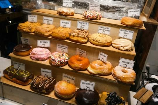 Recorrido guiado a pie por Boston: historia de los lugares embrujados, donuts y dulces