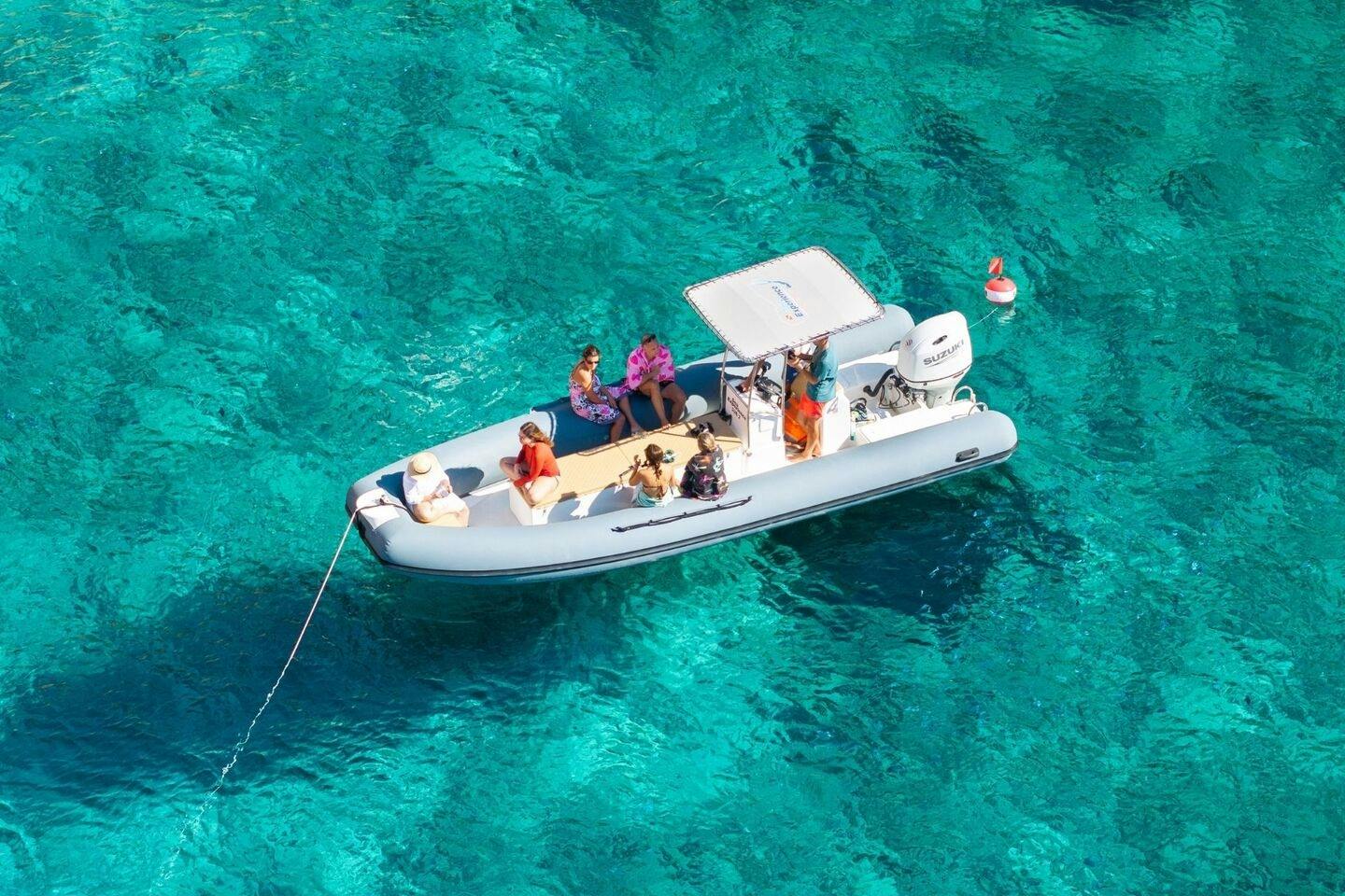 Excursão de barco e mergulho com snorkel na zona marítima de Porto Conte, em Alghero