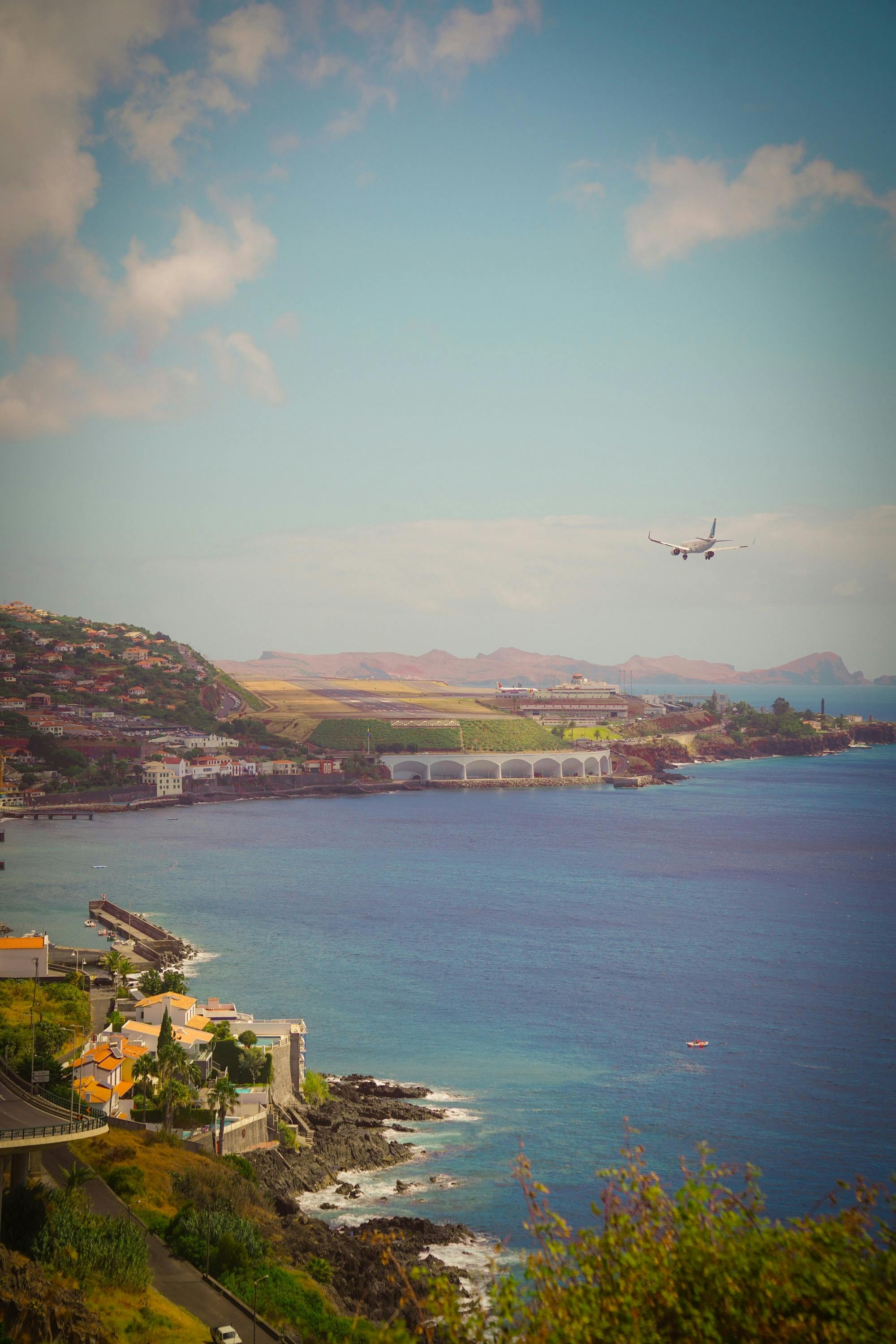 One-way private transfer from Madeira Airport to Funchal