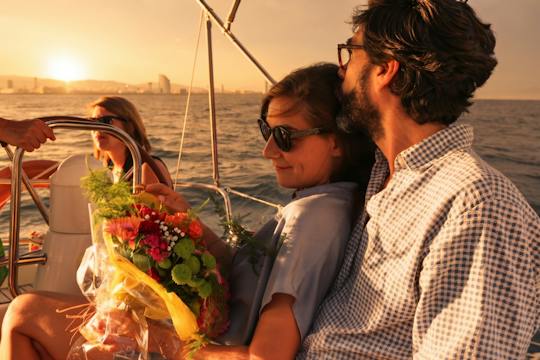 Esperienza di navigazione al tramonto con tapas spagnole e open bar premium