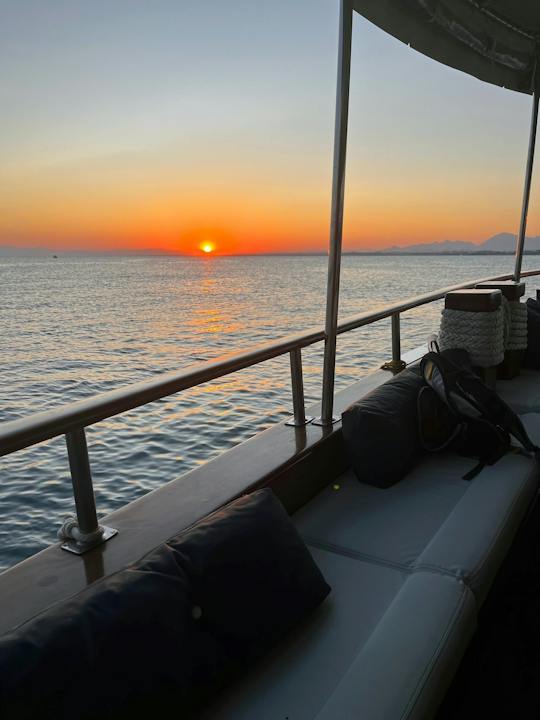 Croisière en yacht en petit groupe au coucher du soleil depuis Antalya