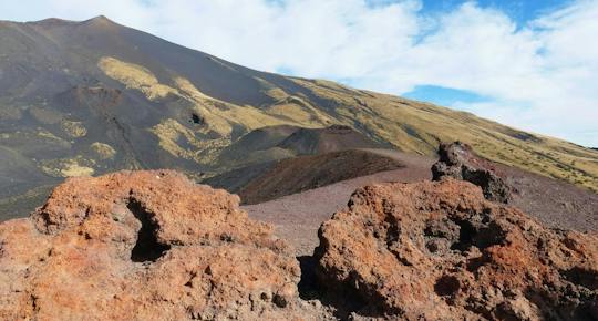 Excursión guiada al monte Etna con visita a cuevas de lava y degustación