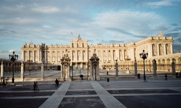 Madrid highlights with entrance and guided tour to the Royal Palace