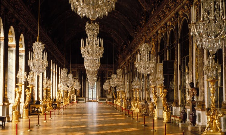 Palace of Versailles: Guided Visit and Musical Fountains Show - By Minibus