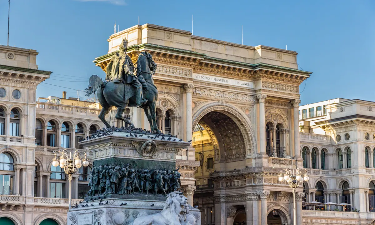 Exclusive Guided Tour in Milan: La Scala, Duomo Square and Galleria