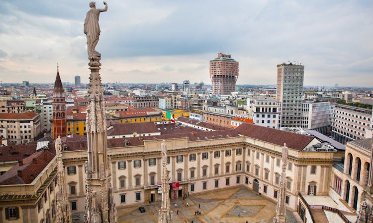 Exclusive Guided Tour in Milan: La Scala, Duomo Square and Galleria