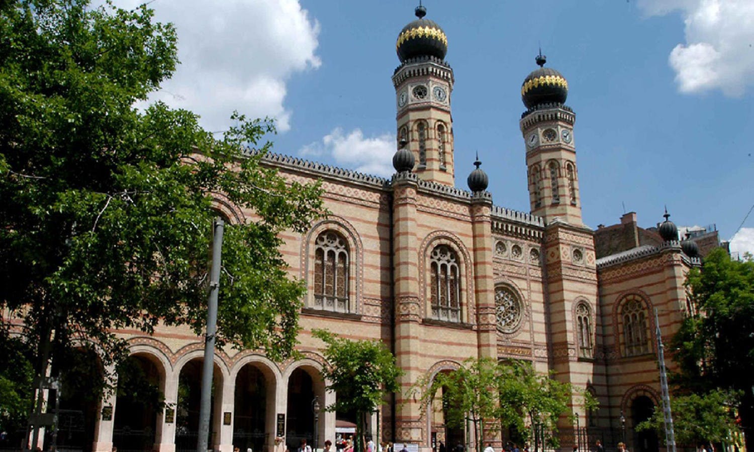 A Journey through Jewish Budapest with a Historian