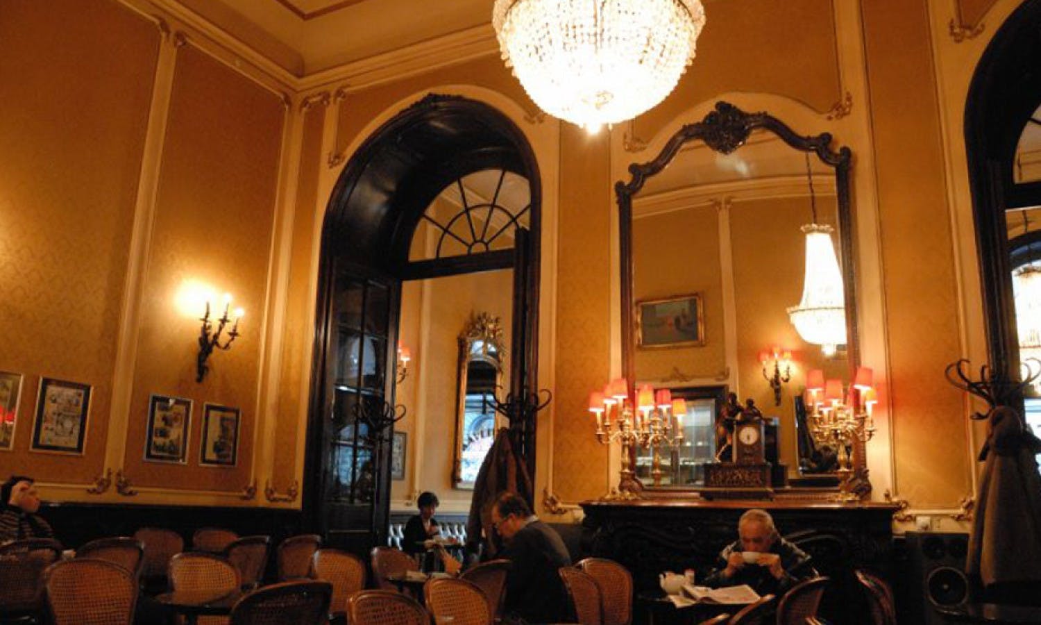 Cafe Wandering with a Historian: An Excursion through the Literature and History of Budapest