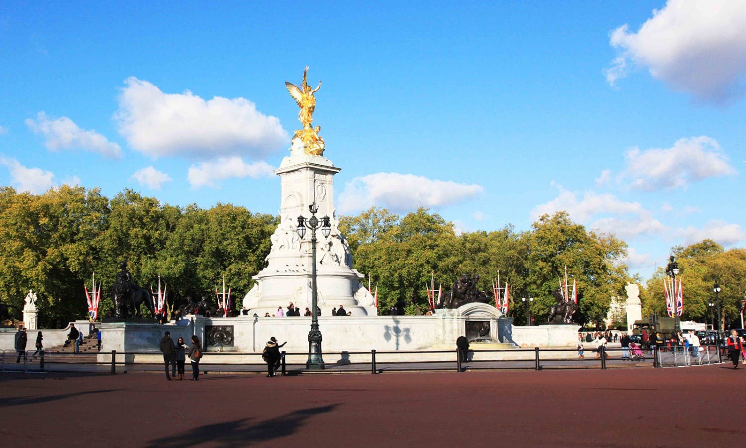 Buckingham Palace - Tour and Tickets - Victoria Memorial