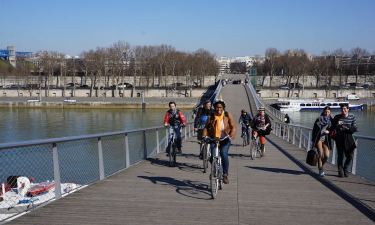 Paris: Guided Bike Tour with Food Tasting