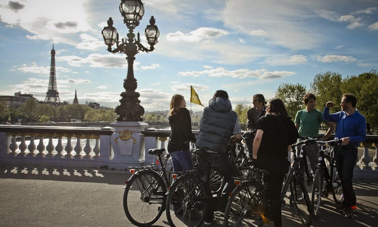 Guided bike tour along the Seine