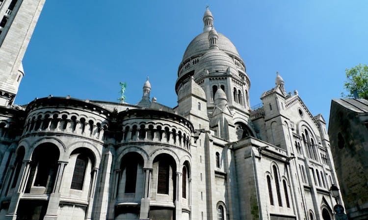 Cinema walking tour in Montmartre