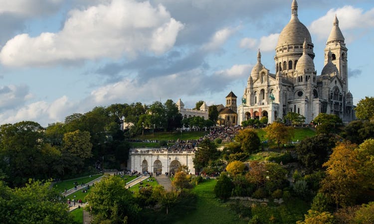 Cinema walking tour in Montmartre