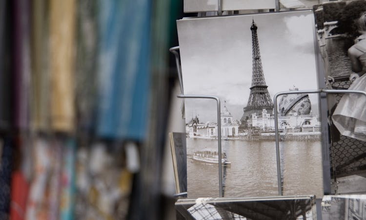 Cinema walking tour in Montmartre