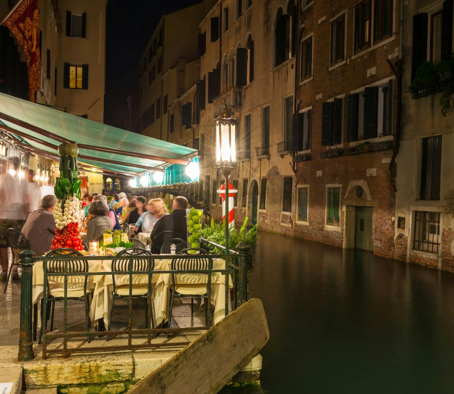 Night view of canal and restaurant in Venice © ekaterina_belova_Fotolia.jpg