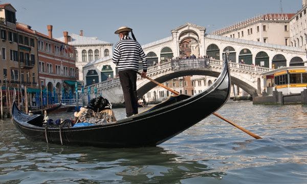 Falling in Love in Venice: Gondola Ride and Romantic Dinner | musement