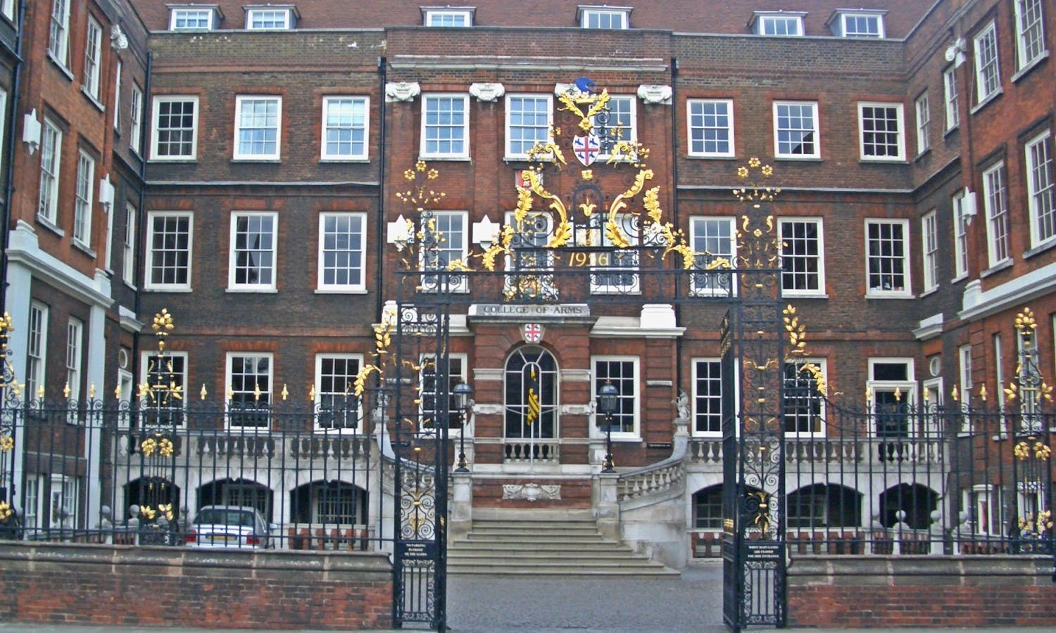 james bond tour - college of arms