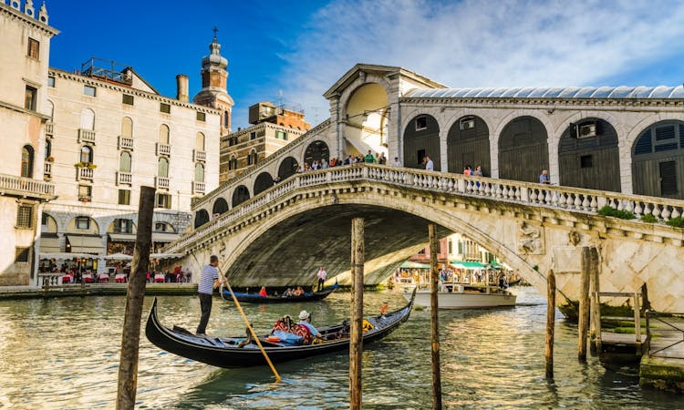 Gondola at the Rialto bridge in Venice, Italy_Fotolia_52502738.jpg