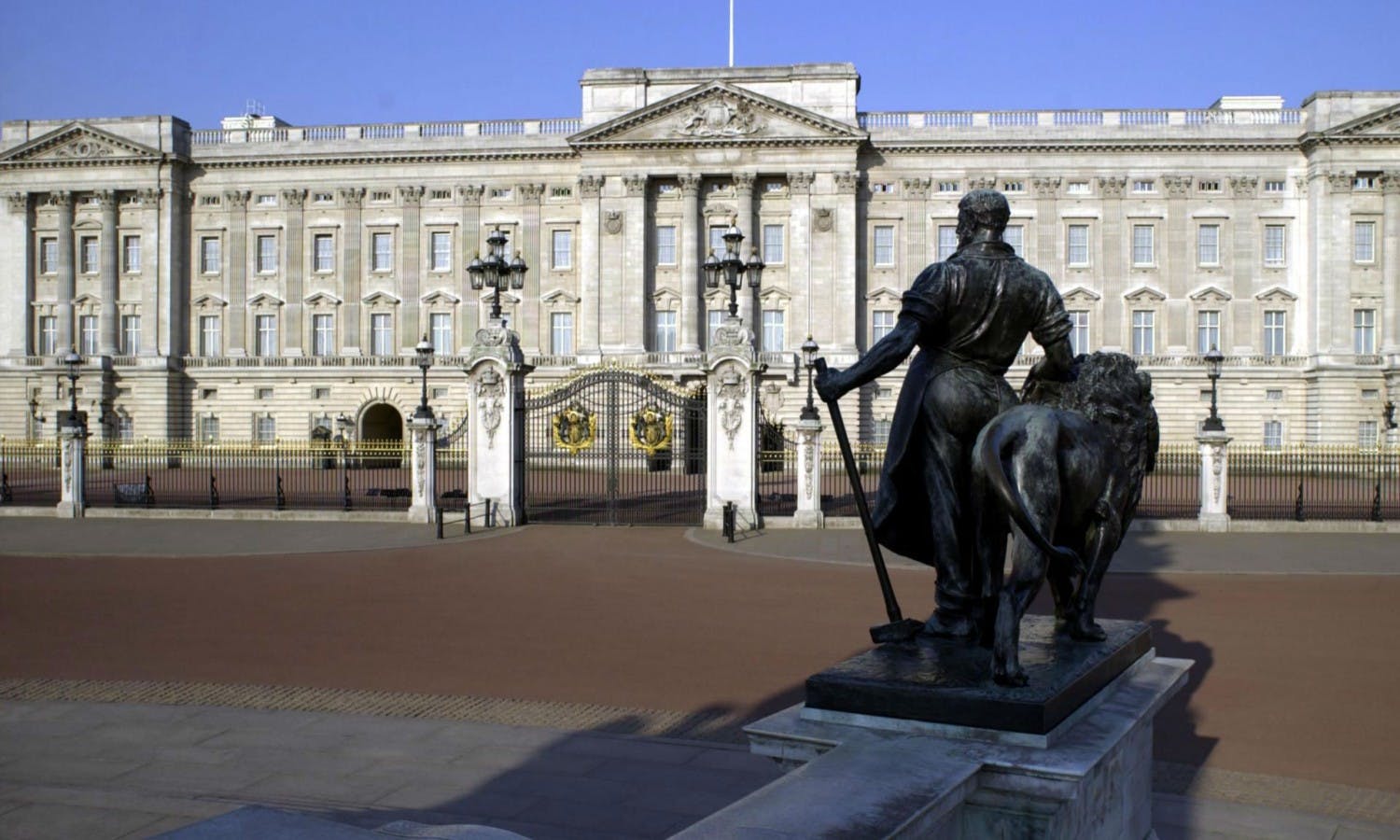 london tour - buckingham palace - front gate - statue.jpg