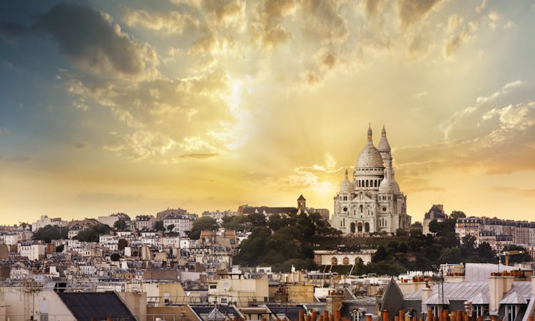 French seduction for beginners in Montmartre
