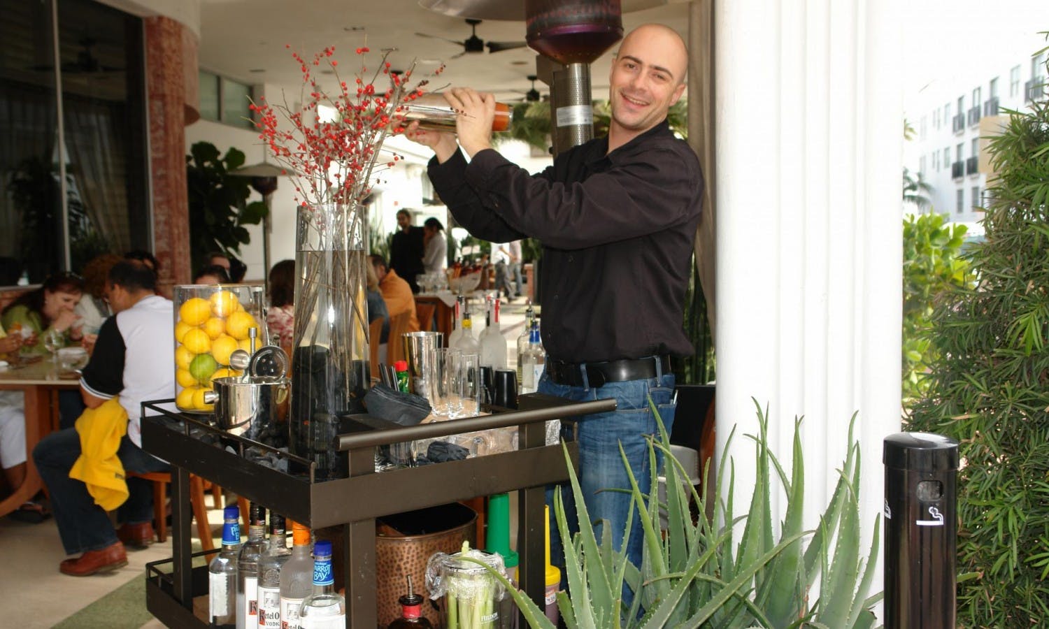 miami - walking tour - culinary - barman.jpg