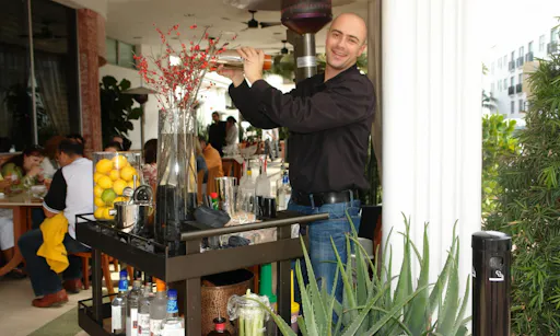 miami - walking tour - culinary - barman.jpg
