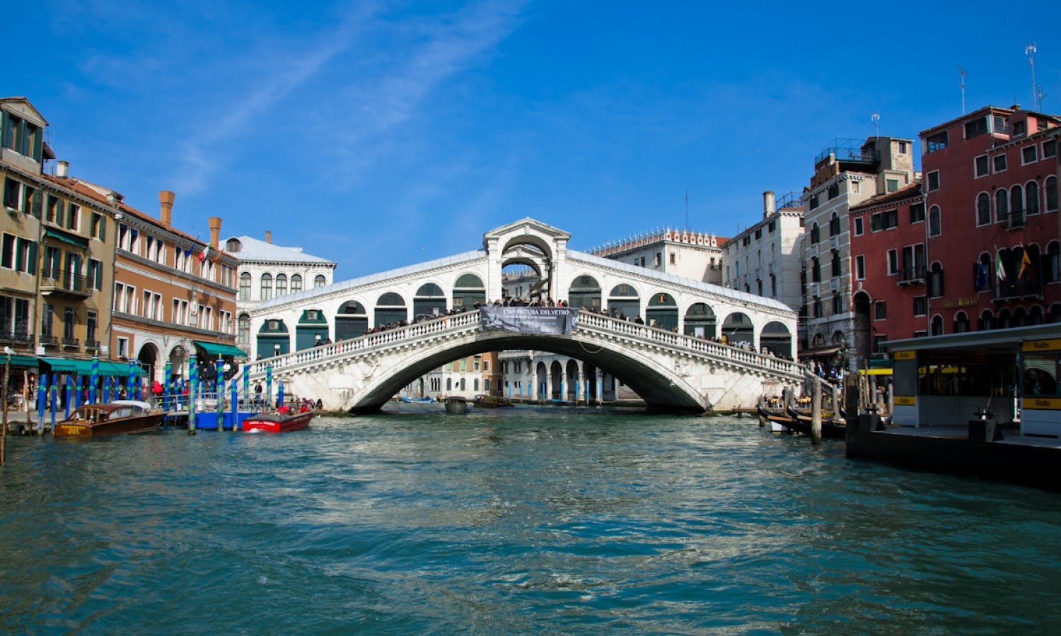 Италия каменный мост. Мост Риальто Венеция. Мост Риальто, Венеция, Италия. Архитектура Венеции мост Риальто. Мост Риальто Антонио де Понте.