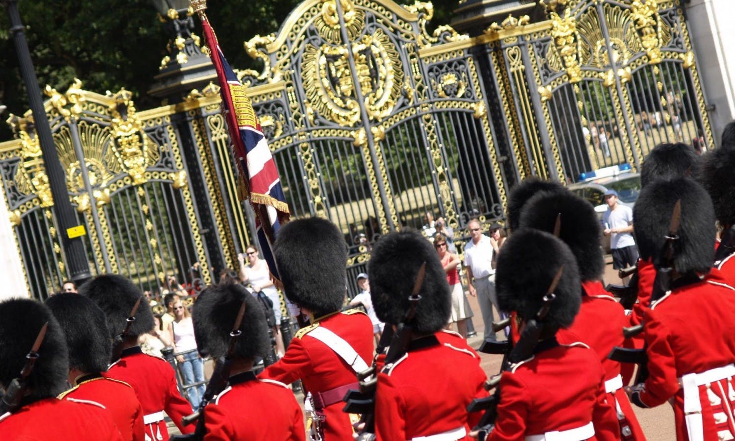 london bus tour - changing of the guard - gate.jpg