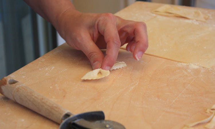 Pasta-making class, tasting and prosecco with local chef in Rome
