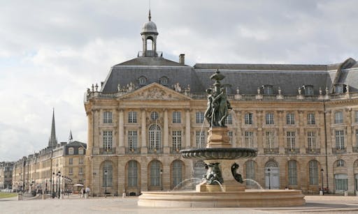 Walking guided tour of Bordeaux and wine tasting-1