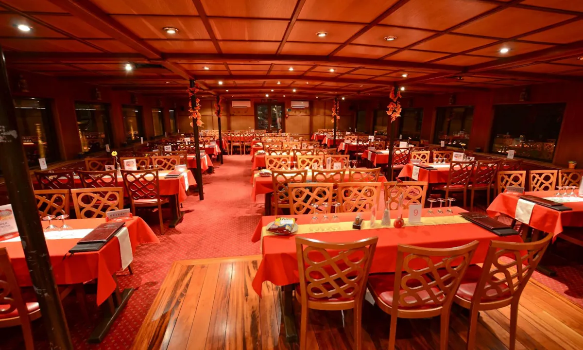 Prague dinner cruise with hotel transportation3.jpg