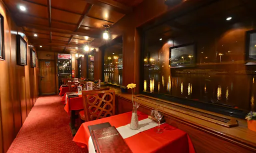 Prague dinner cruise with hotel transportation5.jpg