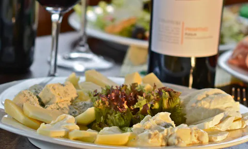 Prague dinner cruise with hotel transportation1.jpg